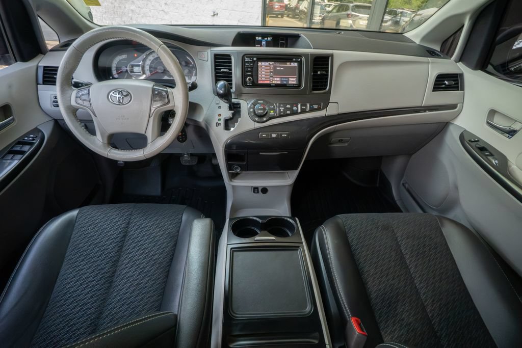 Used 2014 Toyota Sienna SE FWD image 19