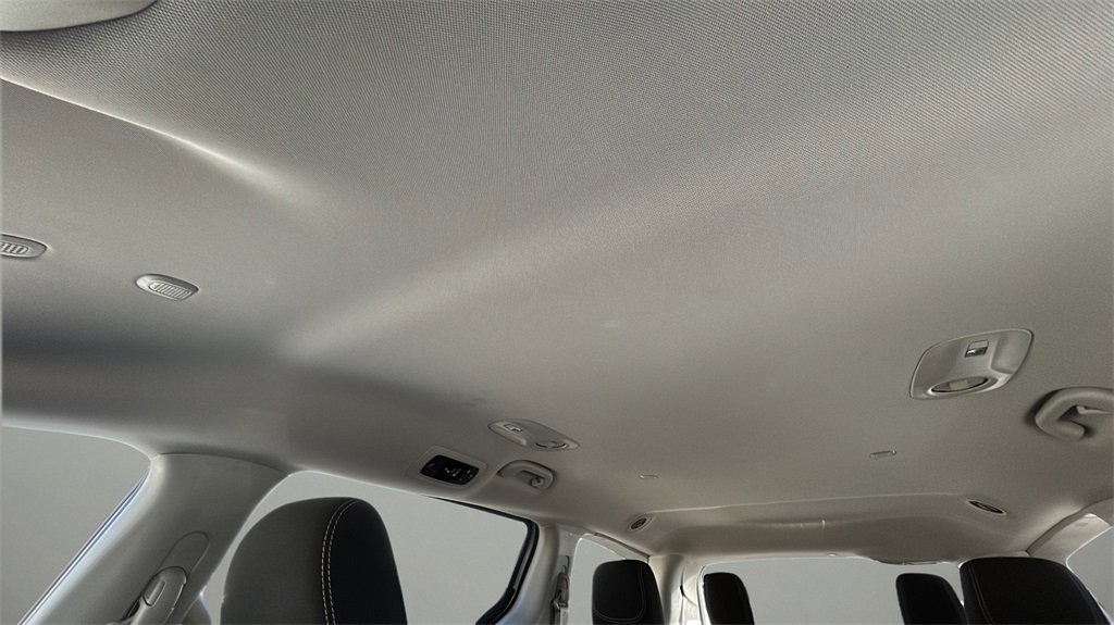 Used 2023 Chrysler Voyager LX image 17