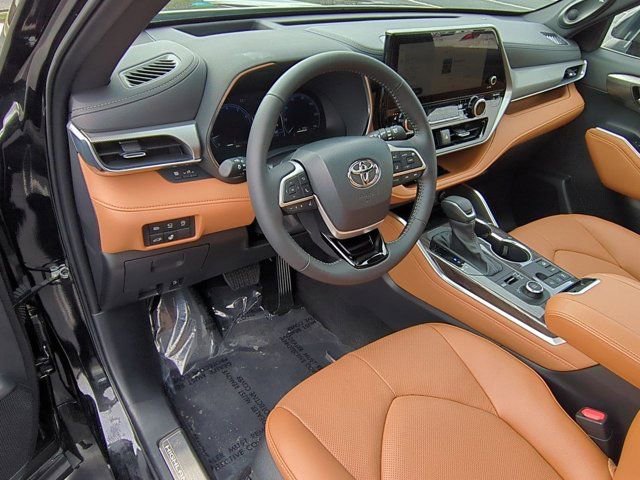 Used 2025 Toyota Highlander Platinum image 9