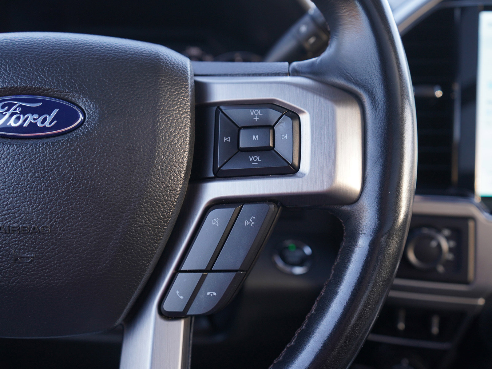 Used 2022 Ford F350 Platinum w/ FX4 Off-Road Package image 25