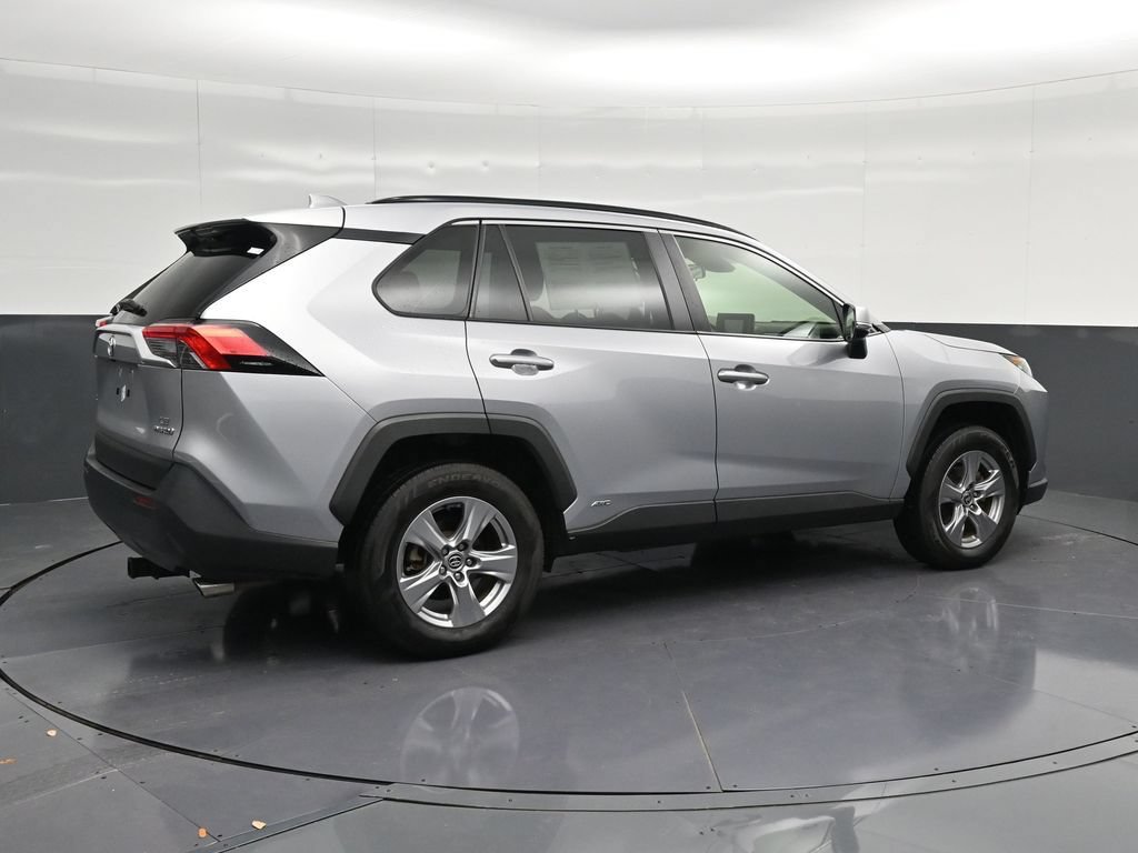 Used 2022 Toyota RAV4 LE AWD/4WD image 3