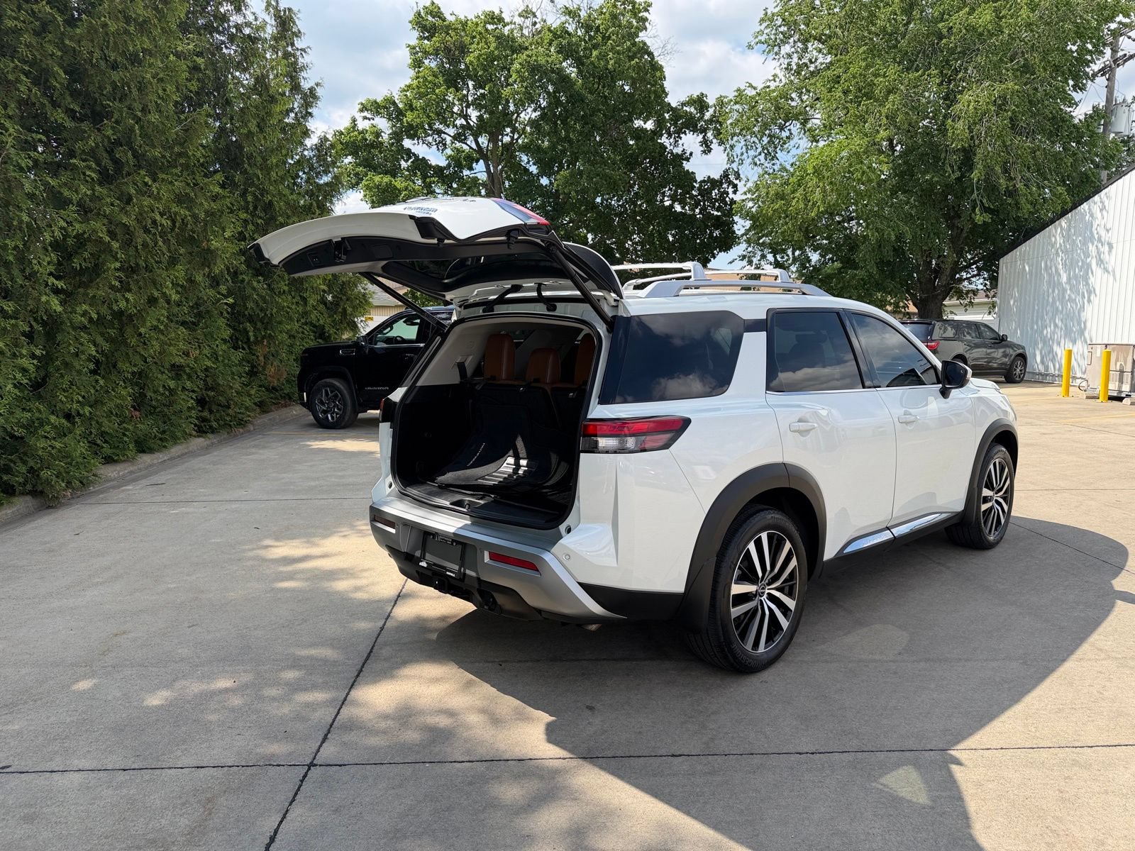 Used 2024 Nissan Pathfinder Platinum AWD/4WD image 32