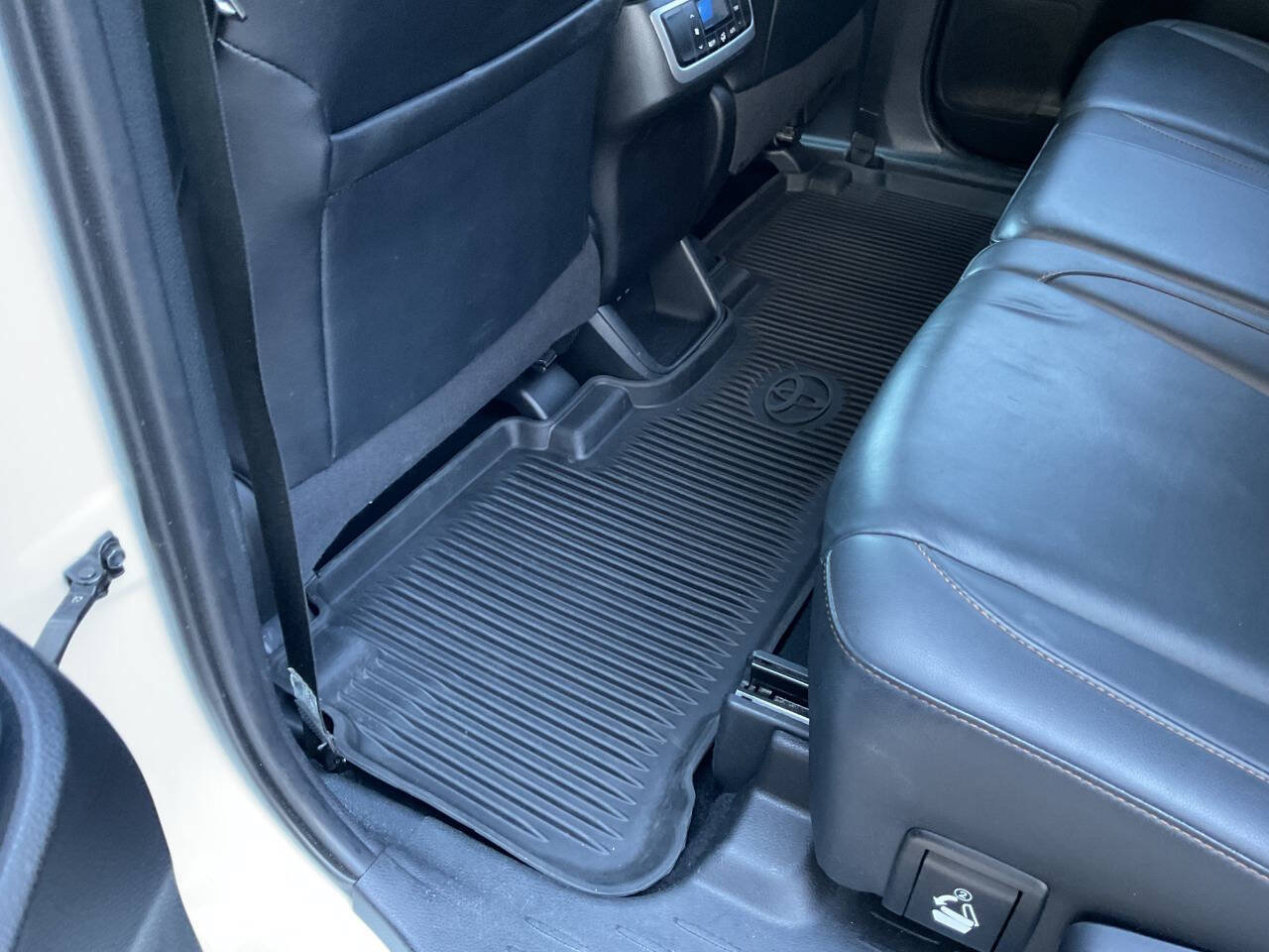 Used 2019 Toyota Highlander XLE AWD/4WD image 31