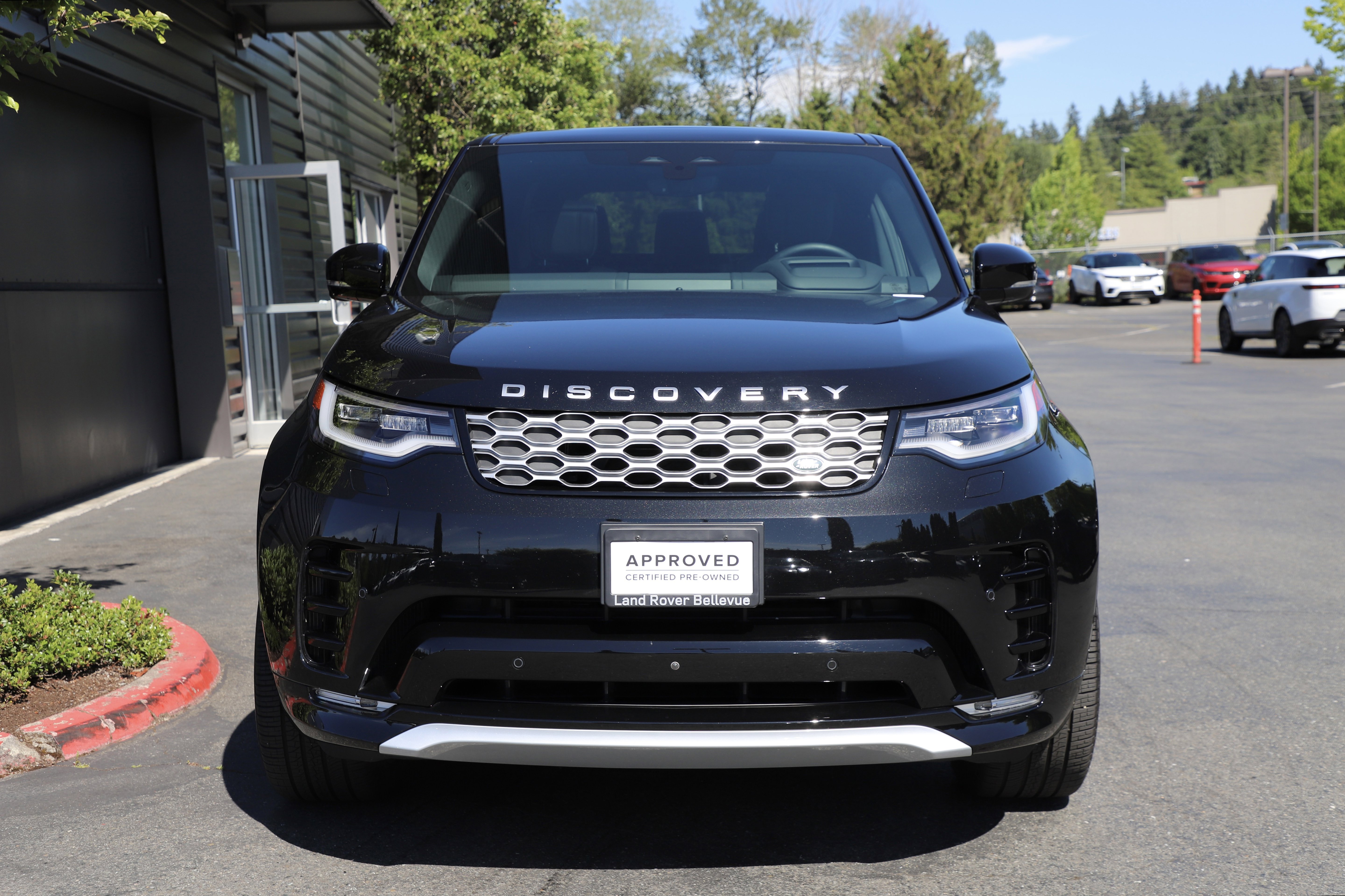 Certified 2025 Land Rover Discovery Metropolitan Edition AWD/4WD image 4