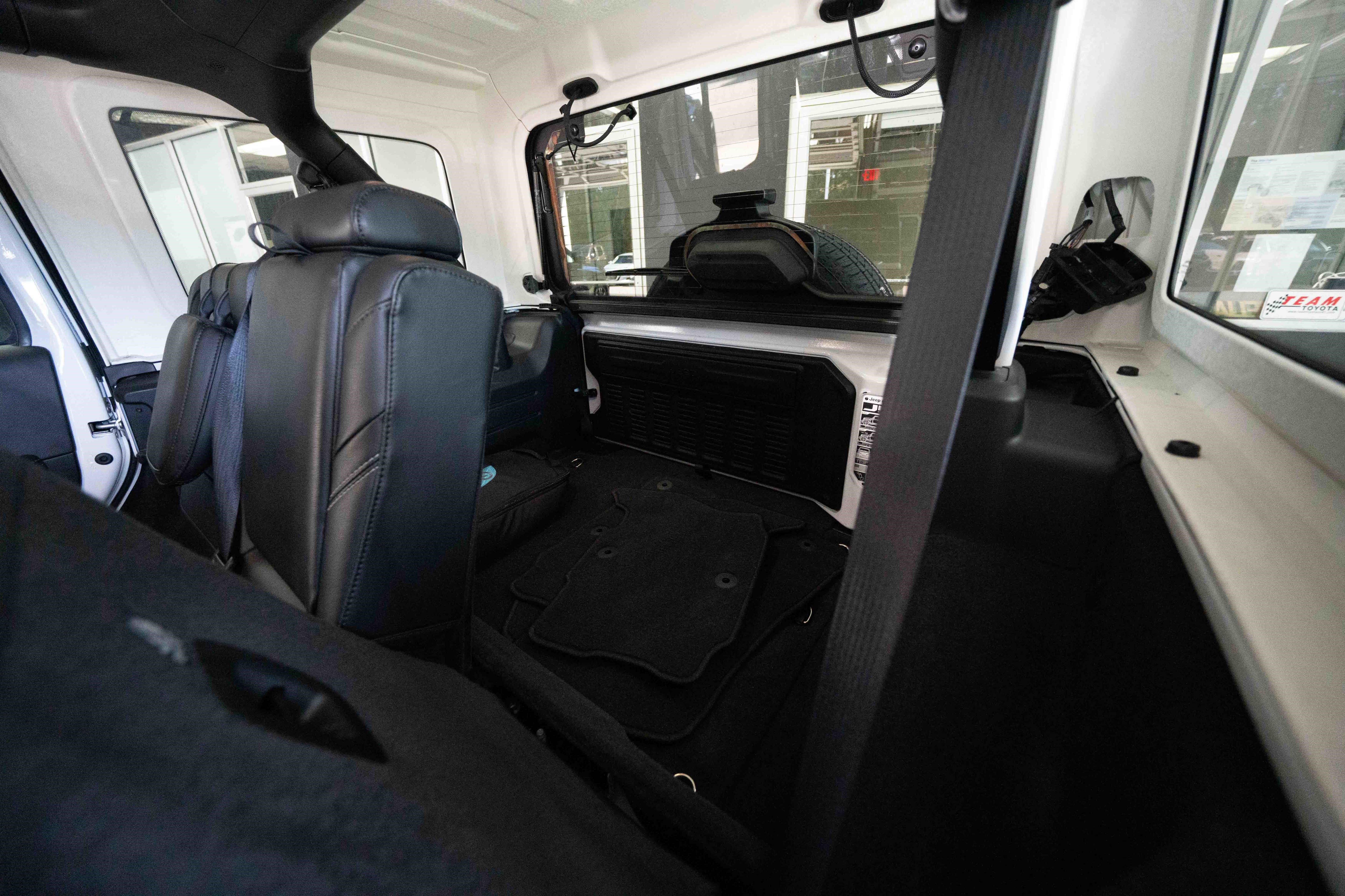 Used 2022 Jeep Wrangler Unlimited Sahara w/ Cold Weather Group image 24