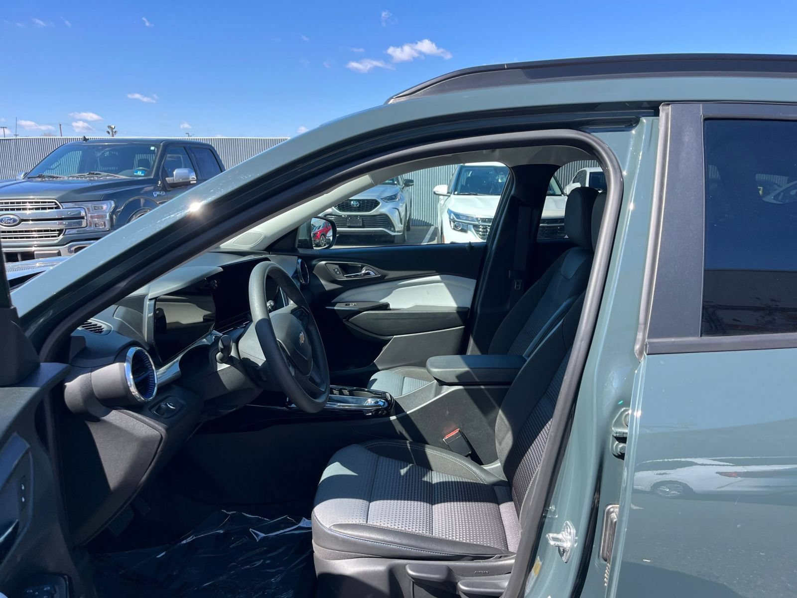 Used 2025 Chevrolet Trax LT FWD image 27