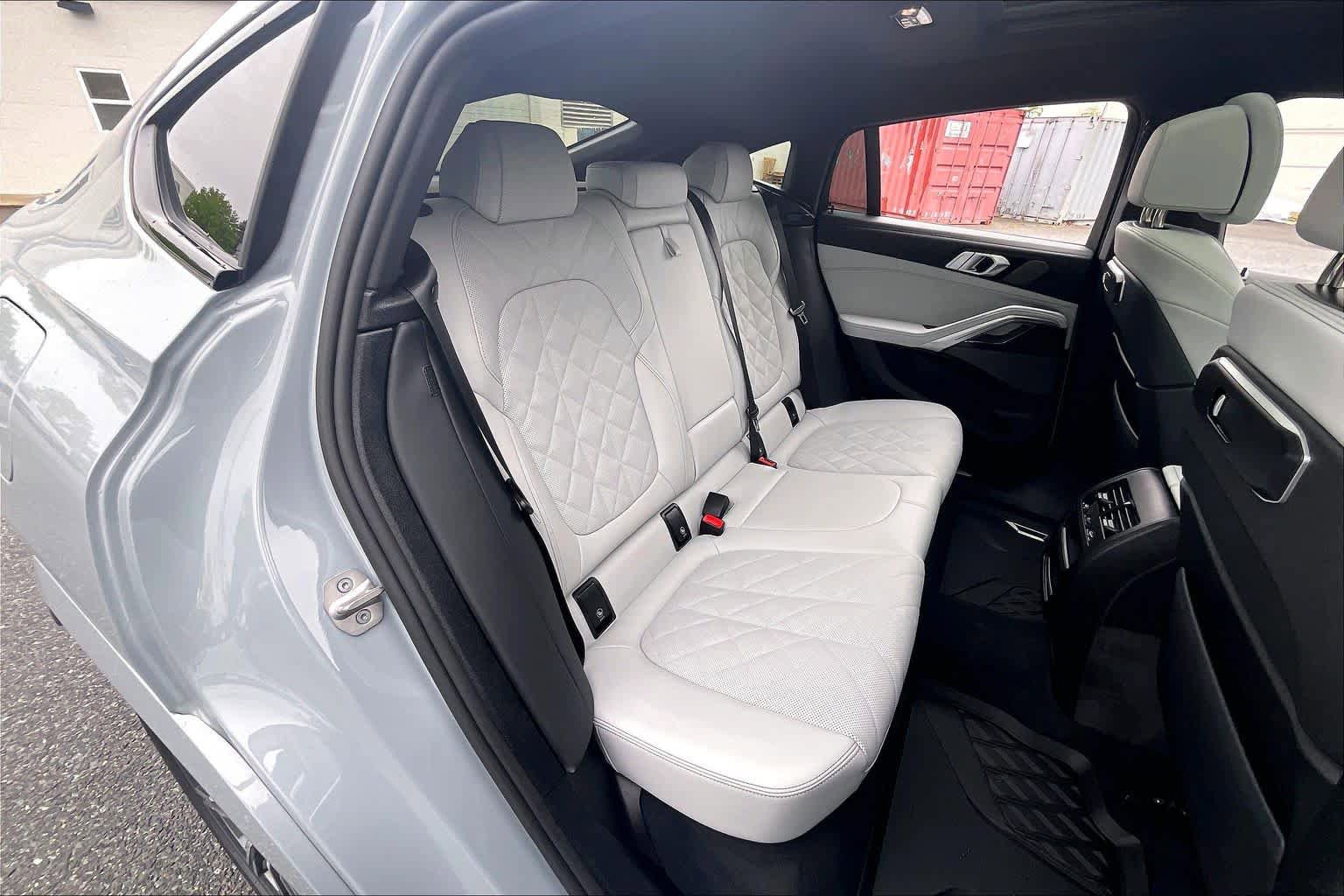 Used 2026 BMW X6 xDrive40i AWD/4WD image 19