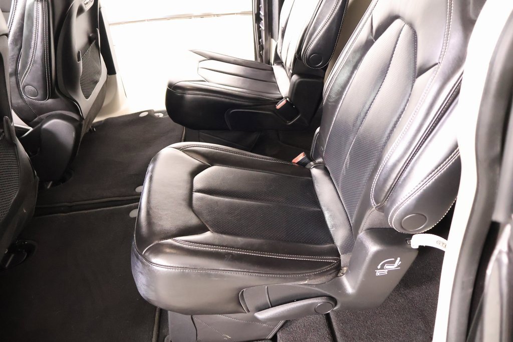 Used 2023 Chrysler Pacifica Touring-L image 11