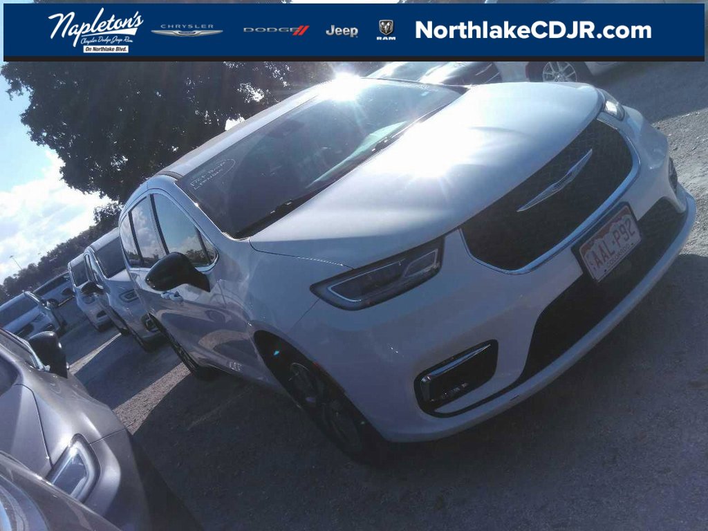 Used 2024 Chrysler Pacifica Select