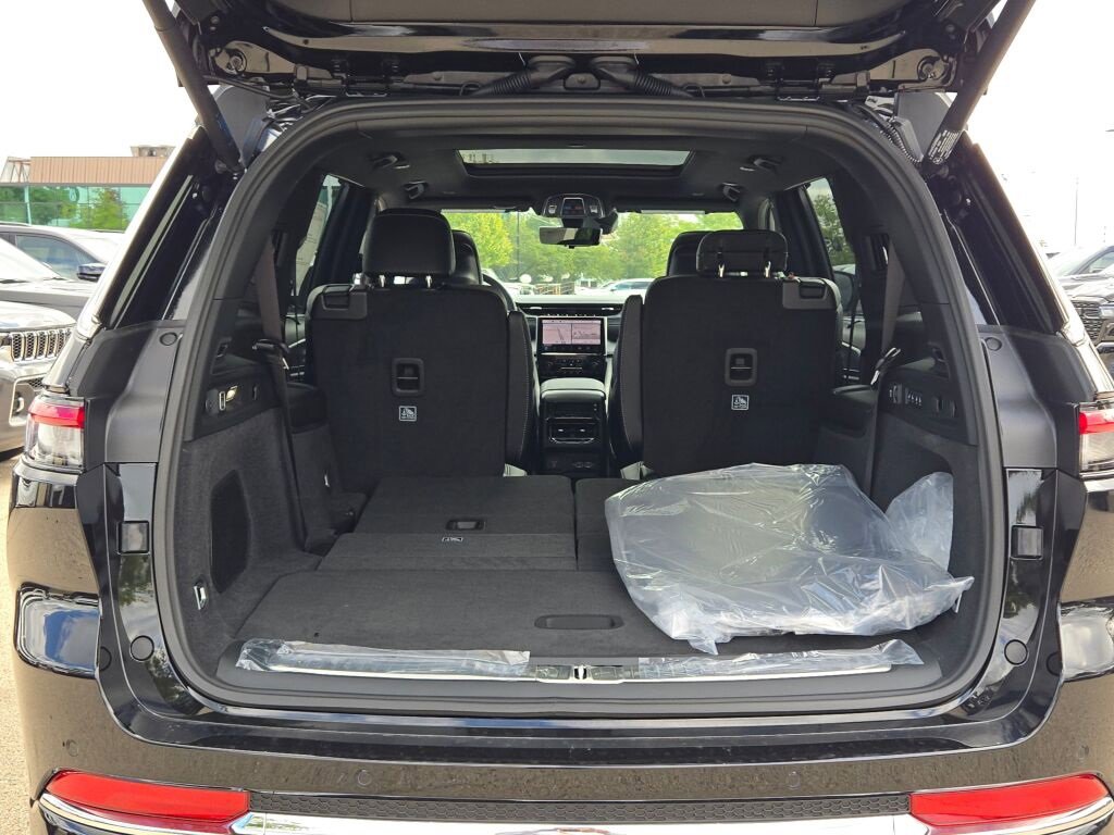 New 2025 Jeep Grand Cherokee L Overland w/ Luxury Tech Group IV image 17