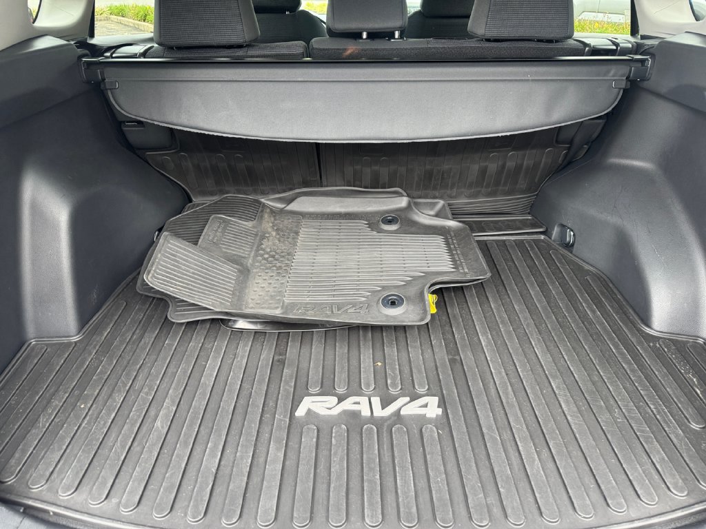 Used 2024 Toyota RAV4 LE AWD/4WD image 16