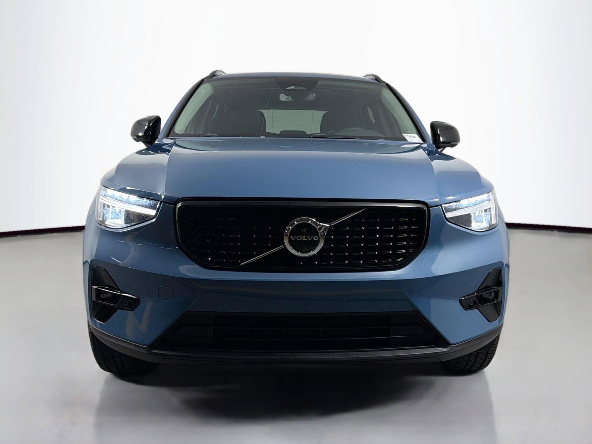 Certified 2023 Volvo XC40 B4 Plus w/ Protection Package Premier image 2
