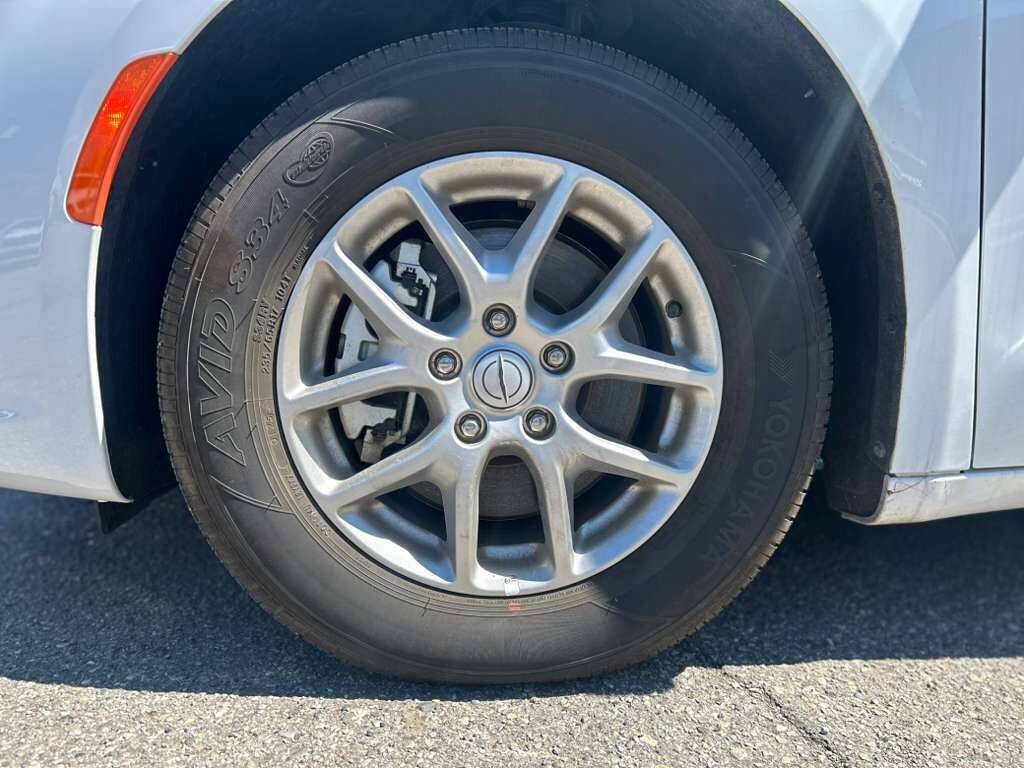 Used 2025 Chrysler Pacifica Select FWD image 9