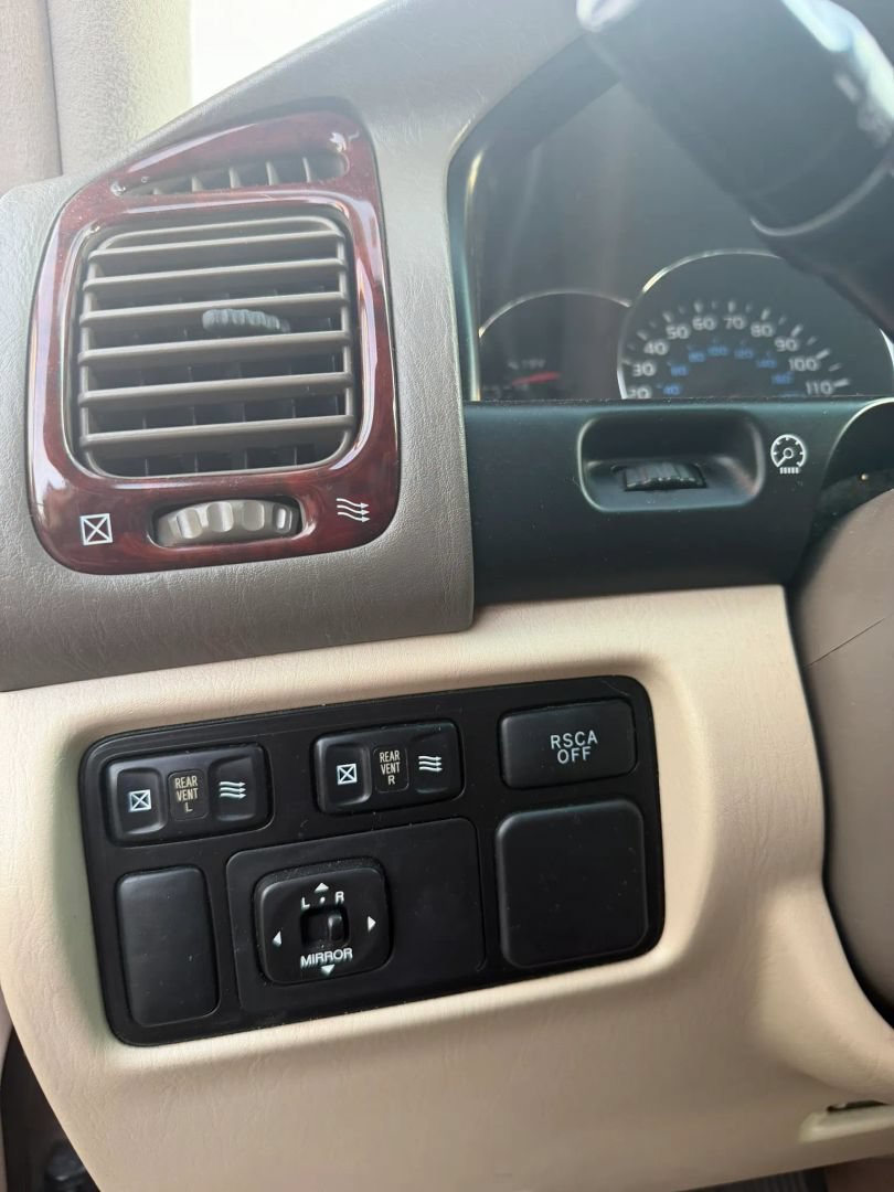 Used 2004 Toyota Land Cruiser w/ Convenience Pkg AWD/4WD image 28