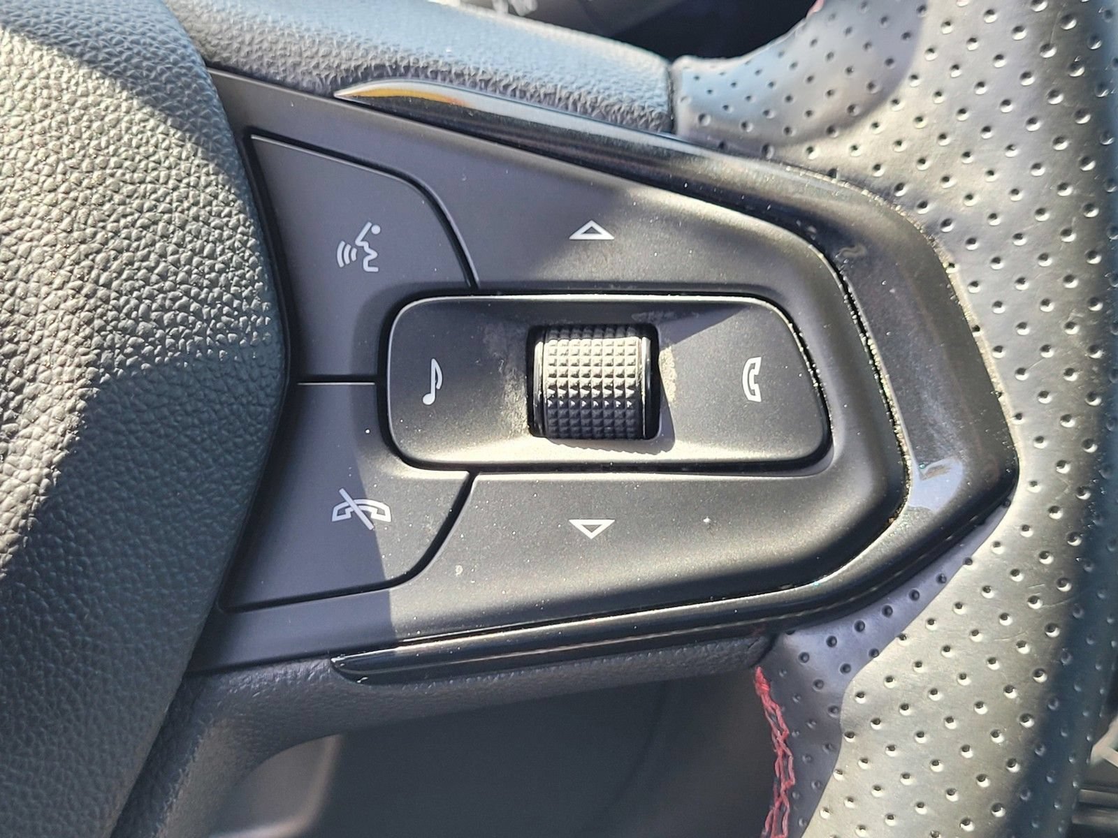 Used 2024 Chevrolet Trax RS FWD image 26