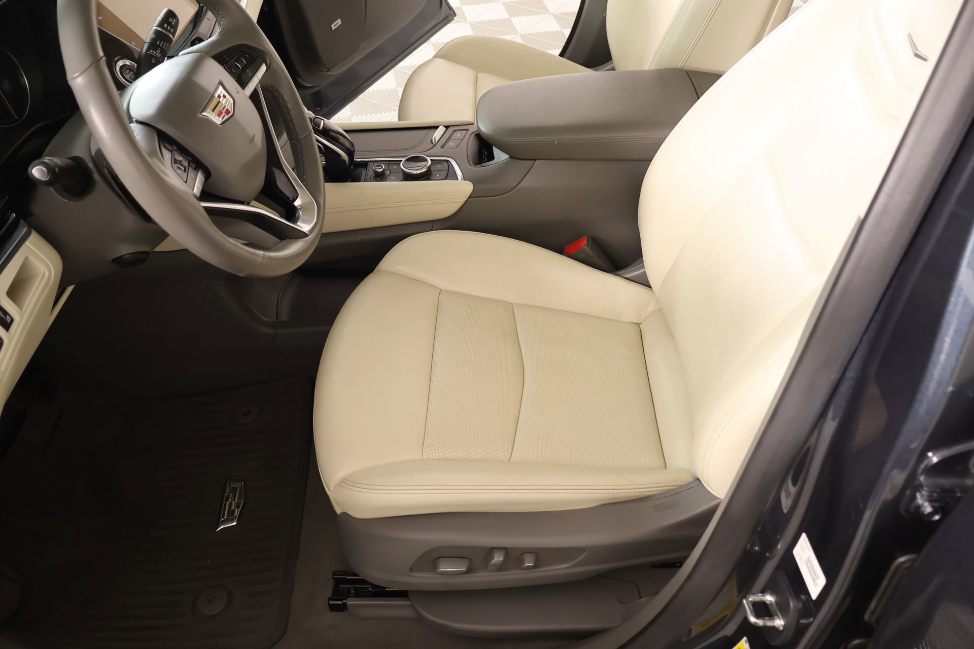 Used 2021 Cadillac XT6 Premium Luxury FWD image 12