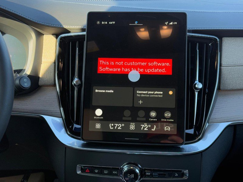 New 2026 Volvo XC90 B6 Plus w/ Protection Package Premier image 9
