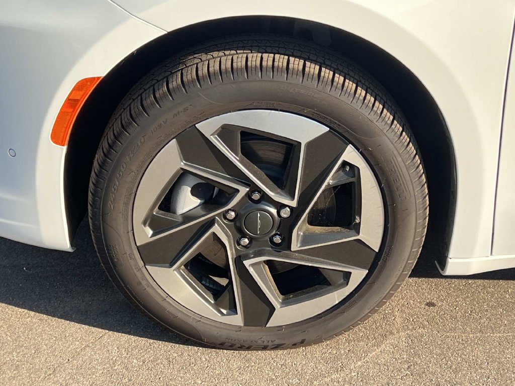New 2027 Chrysler Pacifica Limited AWD/4WD image 11