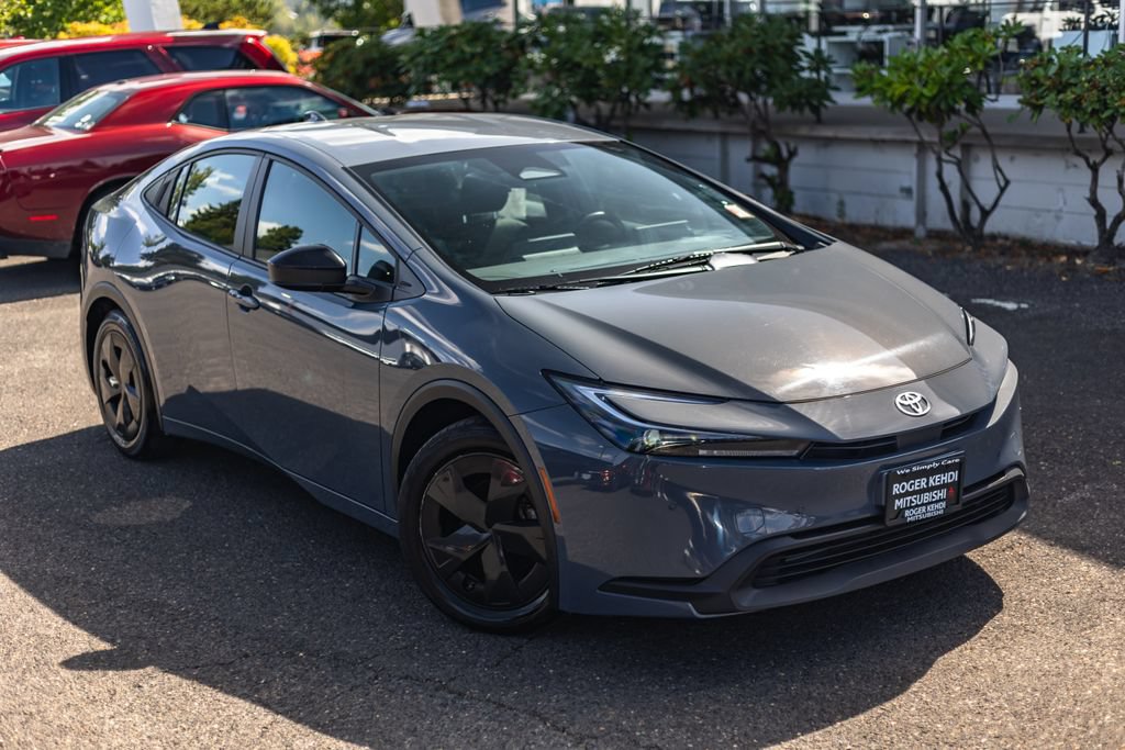 Used 2025 Toyota Prius LE FWD image 2