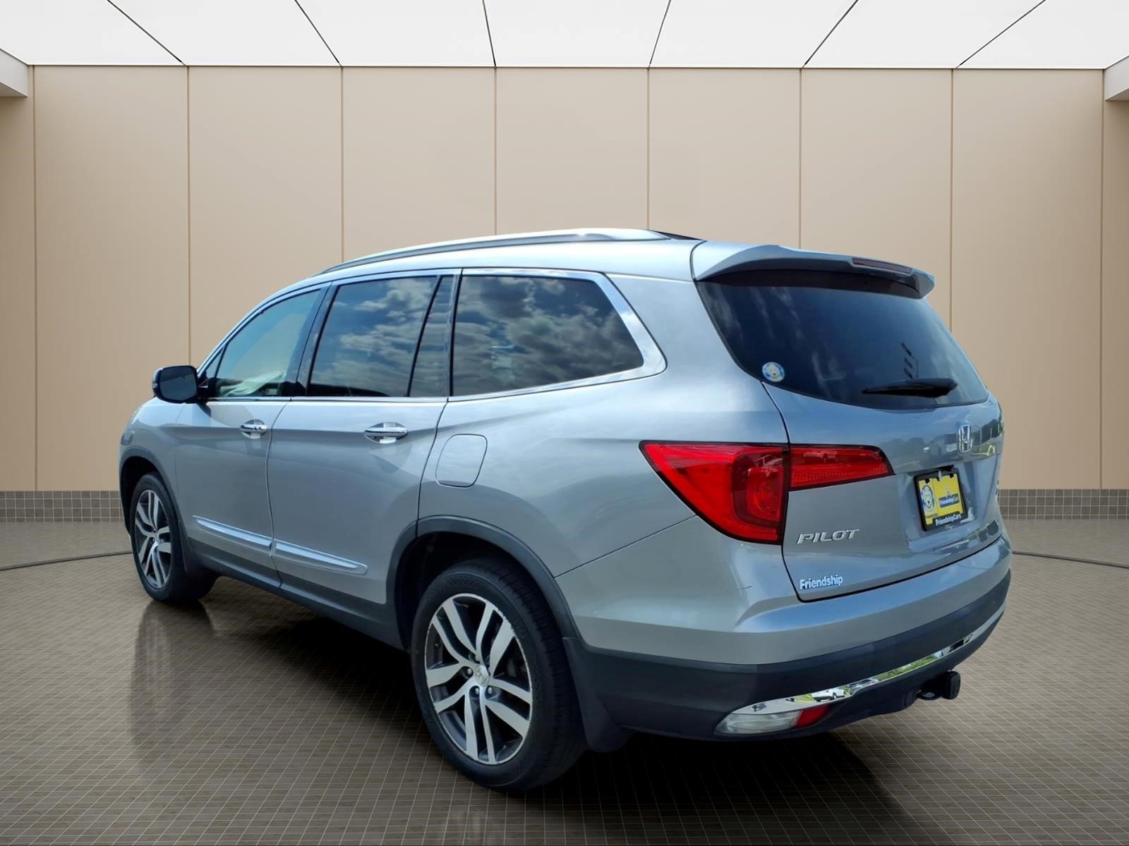 Used 2018 Honda Pilot Touring image 2