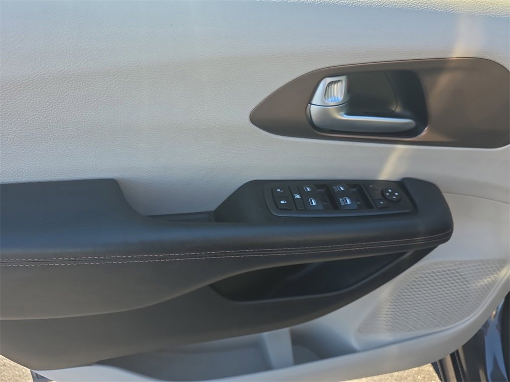 Used 2018 Chrysler Pacifica Touring Plus image 18