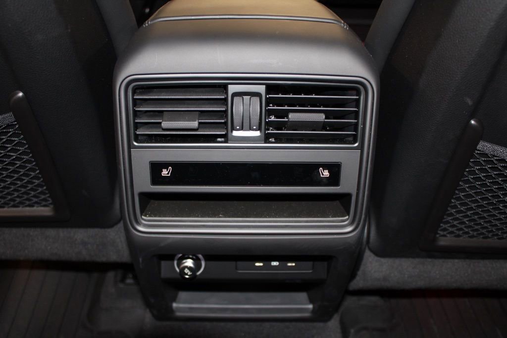 Certified 2025 Porsche Cayenne AWD/4WD image 30