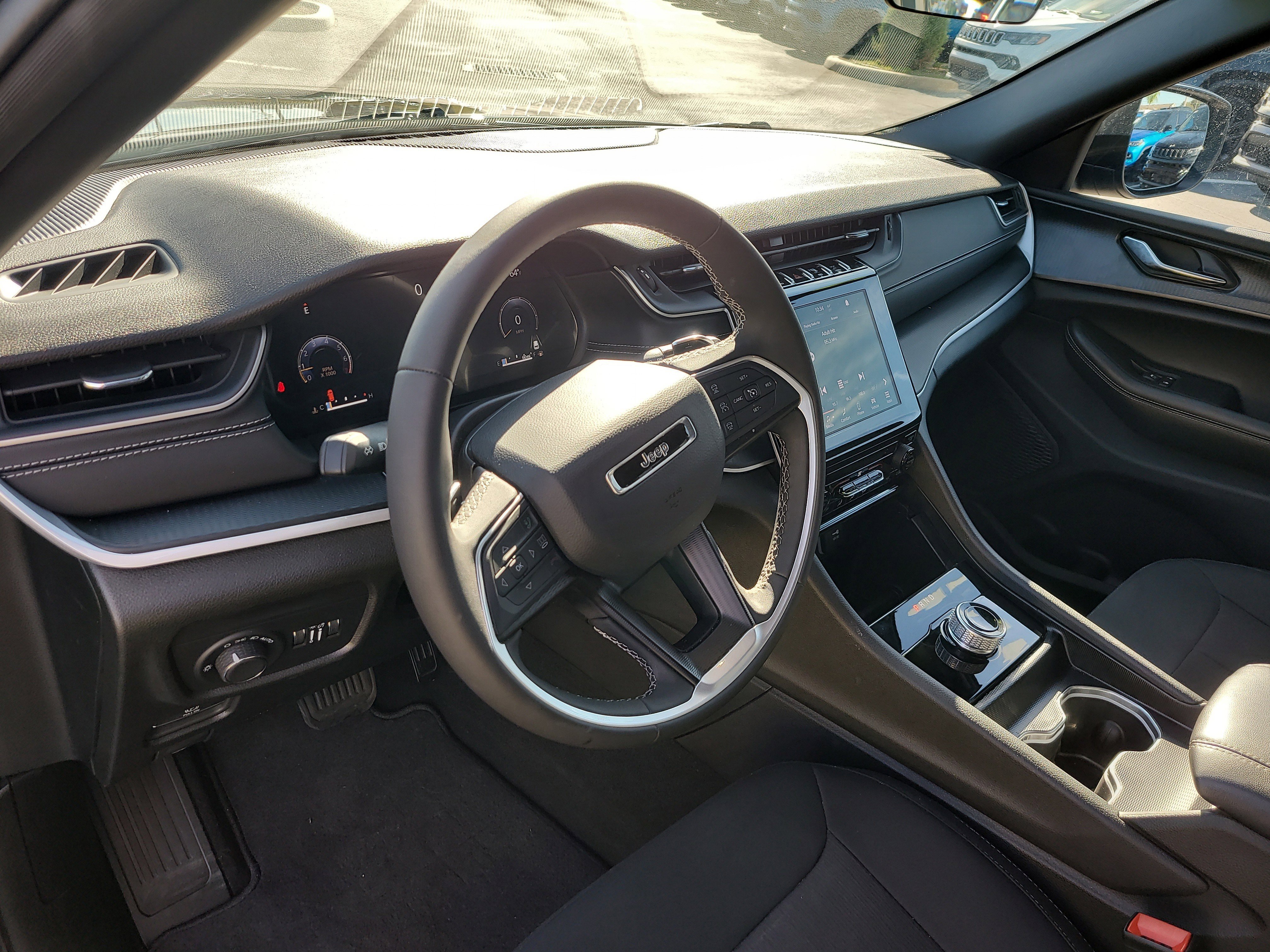 Used 2025 Jeep Grand Cherokee Laredo w/ MOPAR Finishing Package image 18