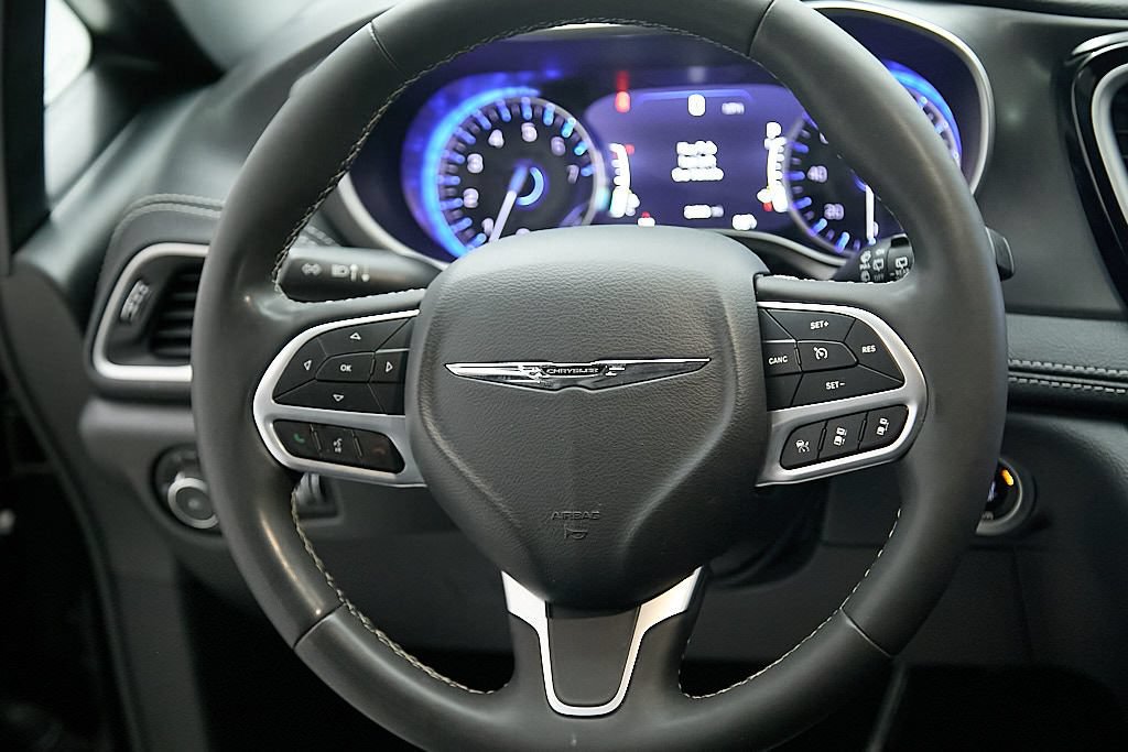 Used 2025 Chrysler Pacifica Select AWD/4WD image 23