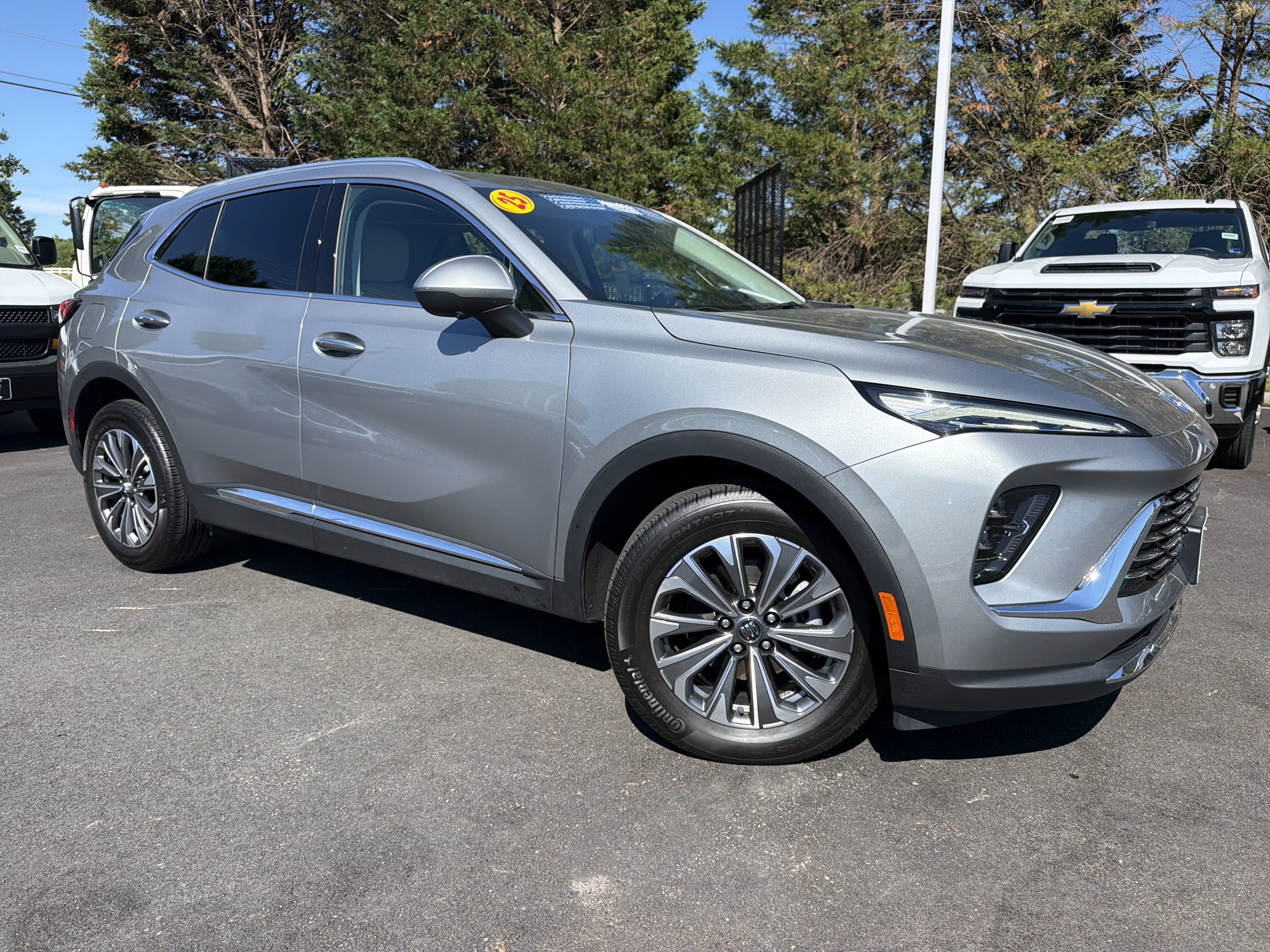 Used 2025 Buick Envision Preferred AWD/4WD image 2
