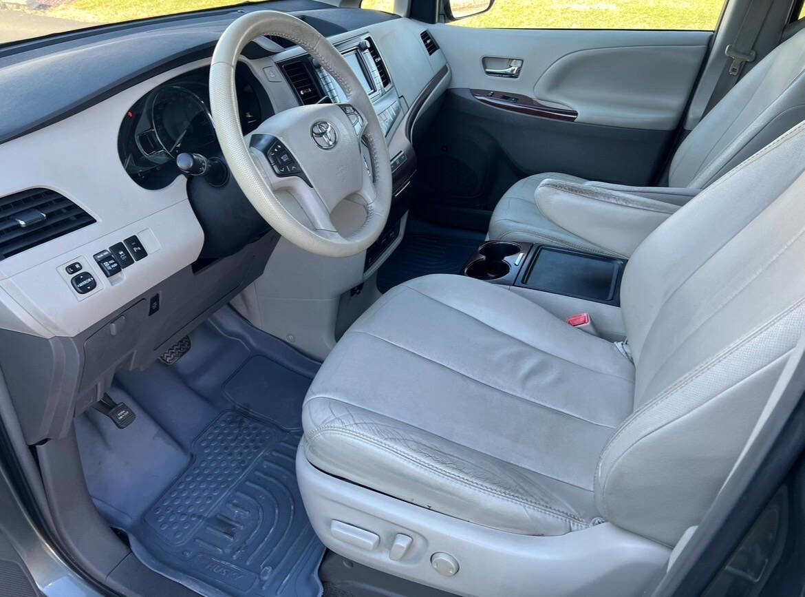 Used 2012 Toyota Sienna XLE w/ Premium Pkg FWD image 14