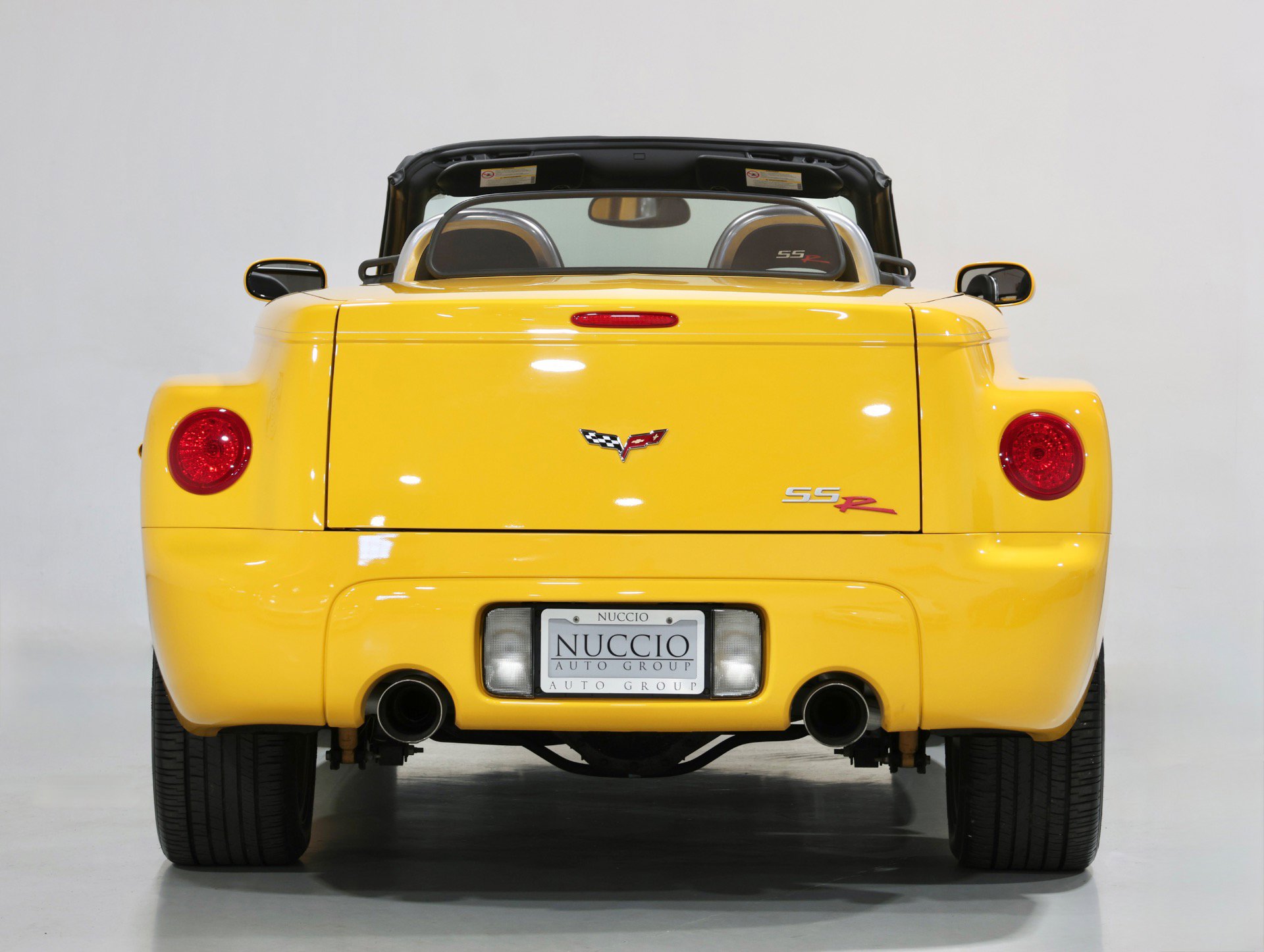 Used 2005 Chevrolet SSR 6 Speed Manual - Only 12K Mile w/ Preferred Equipment Group image 13