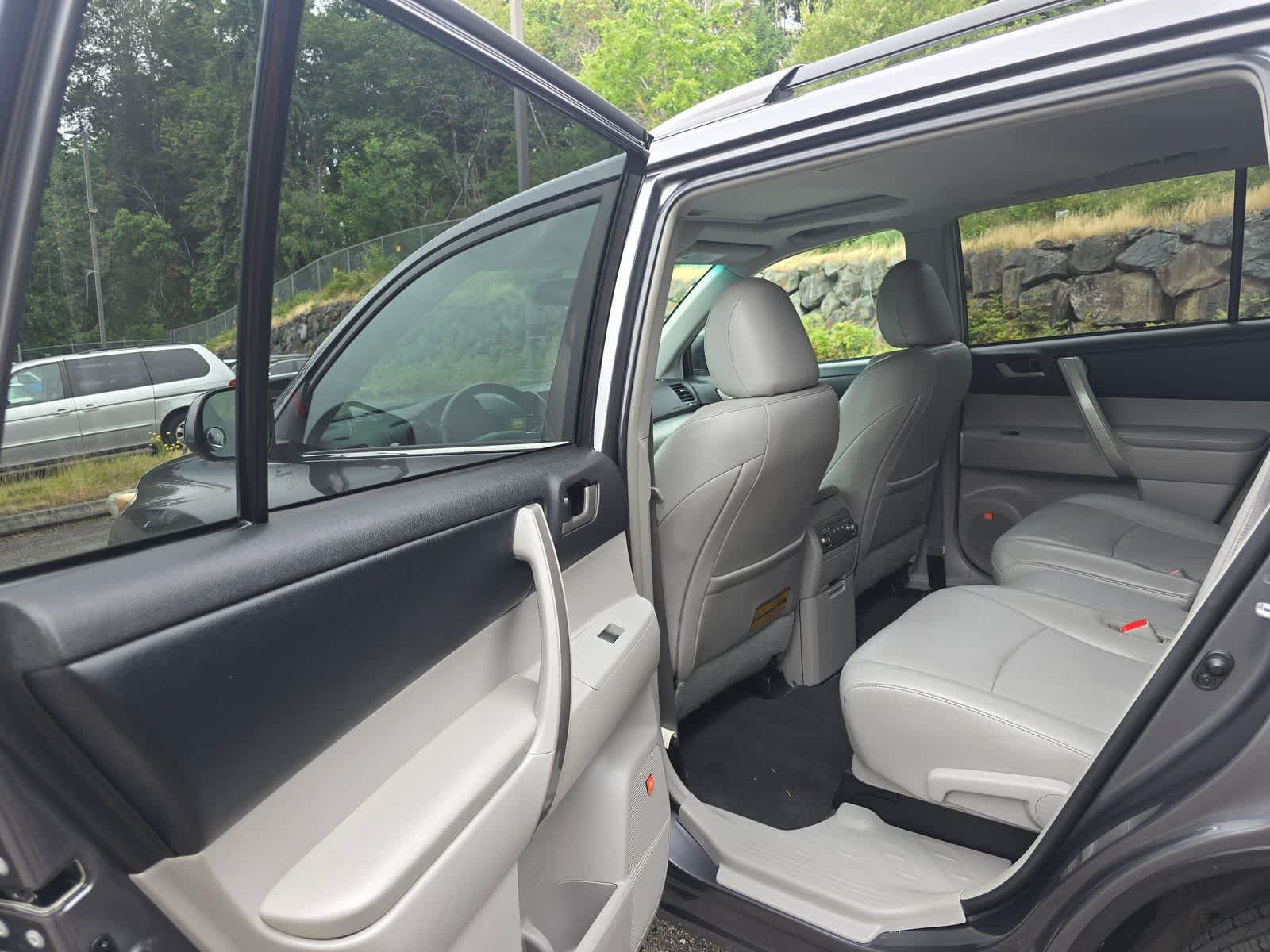 Used 2011 Toyota Highlander SE w/ Tow Pkg AWD/4WD image 12