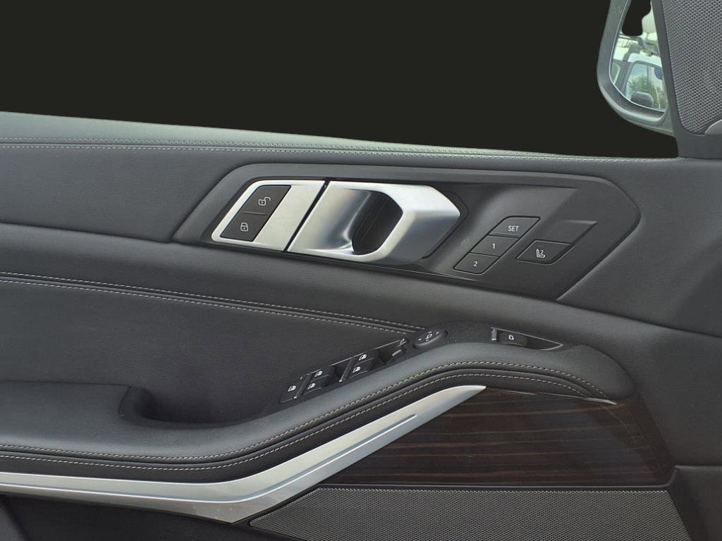 Used 2024 BMW X5 xDrive50e image 12