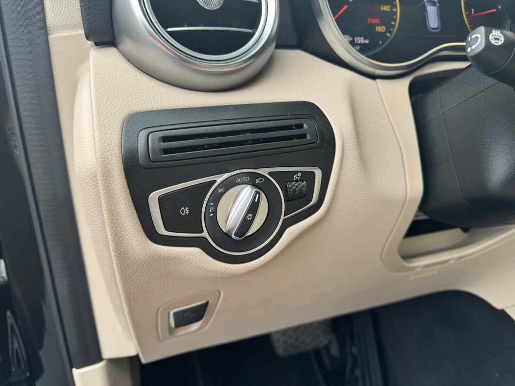 Used 2022 Mercedes-Benz GLC 300 4MATIC w/ Premium Package Lite image 4