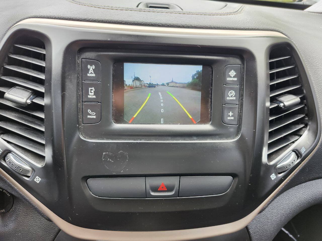 Used 2016 Jeep Cherokee Latitude AWD/4WD image 10