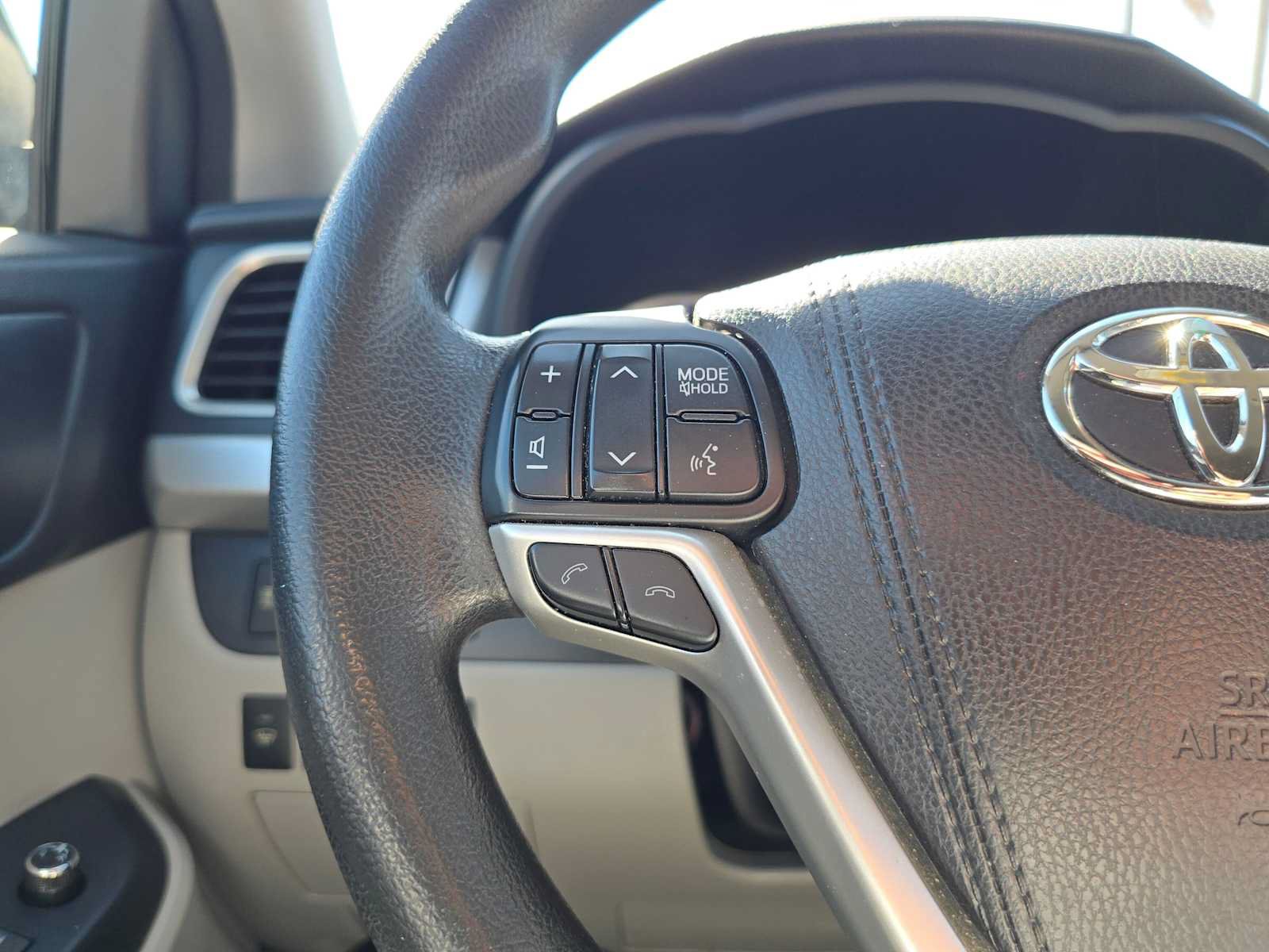 Used 2018 Toyota Highlander LE FWD image 30