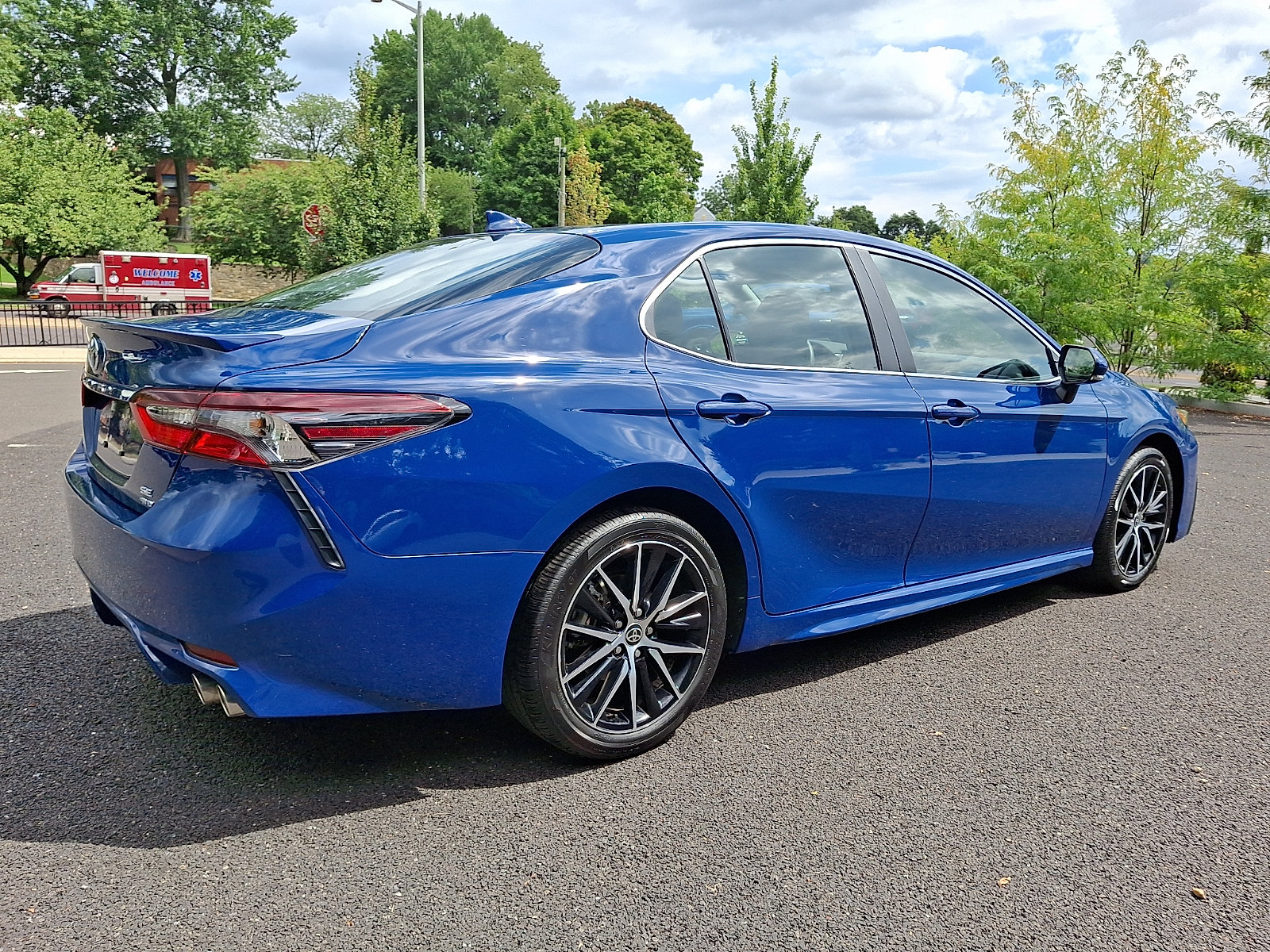 Used 2024 Toyota Camry SE AWD/4WD image 6