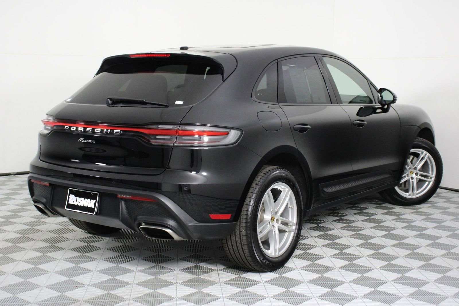 Certified 2025 Porsche Macan image 7