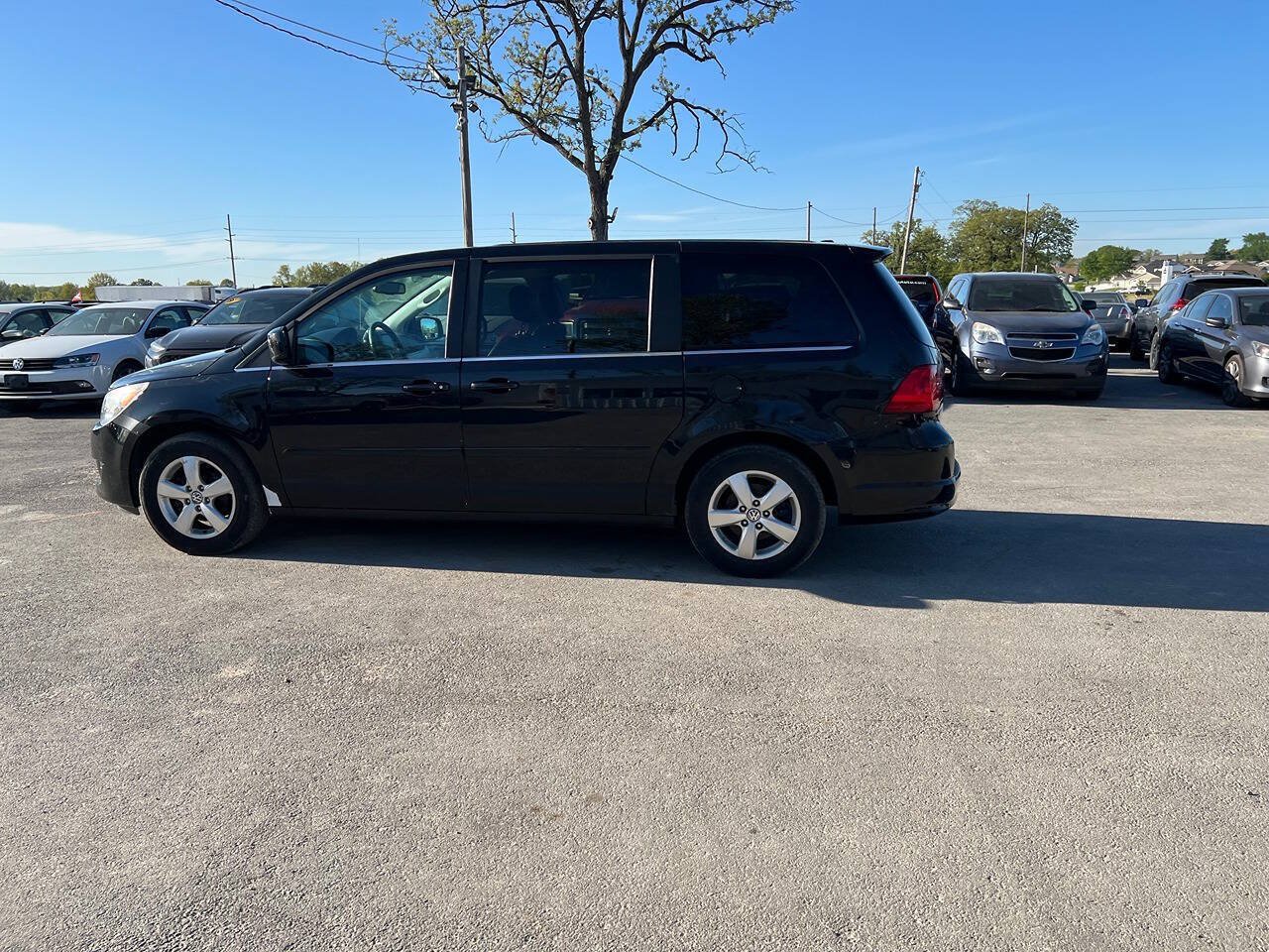 Used 2010 Volkswagen Routan SE FWD image 4