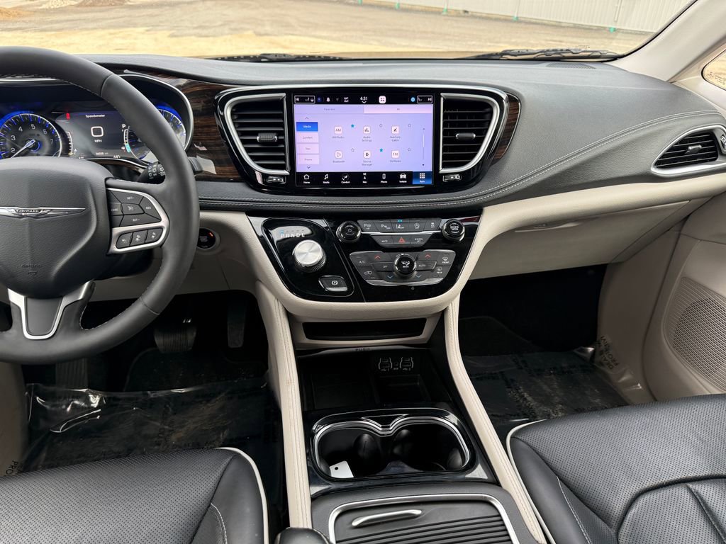 Used 2023 Chrysler Pacifica Limited AWD/4WD image 23