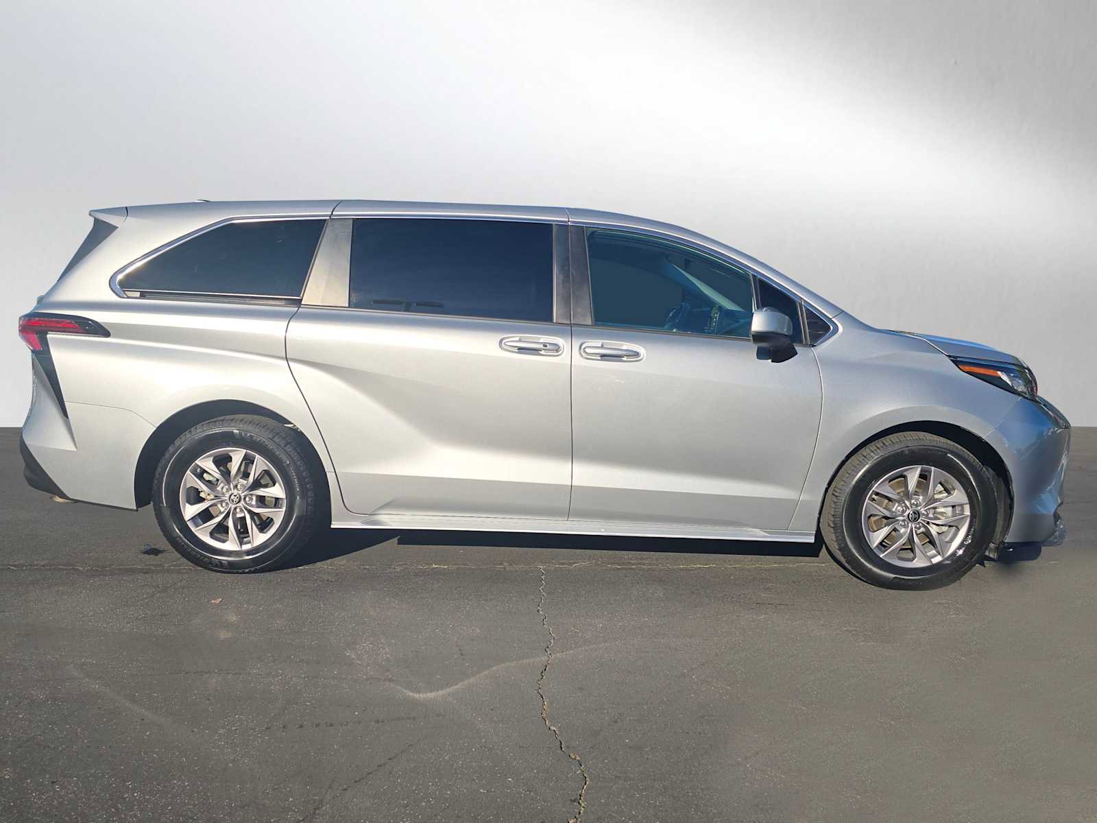 Used 2022 Toyota Sienna LE image 2
