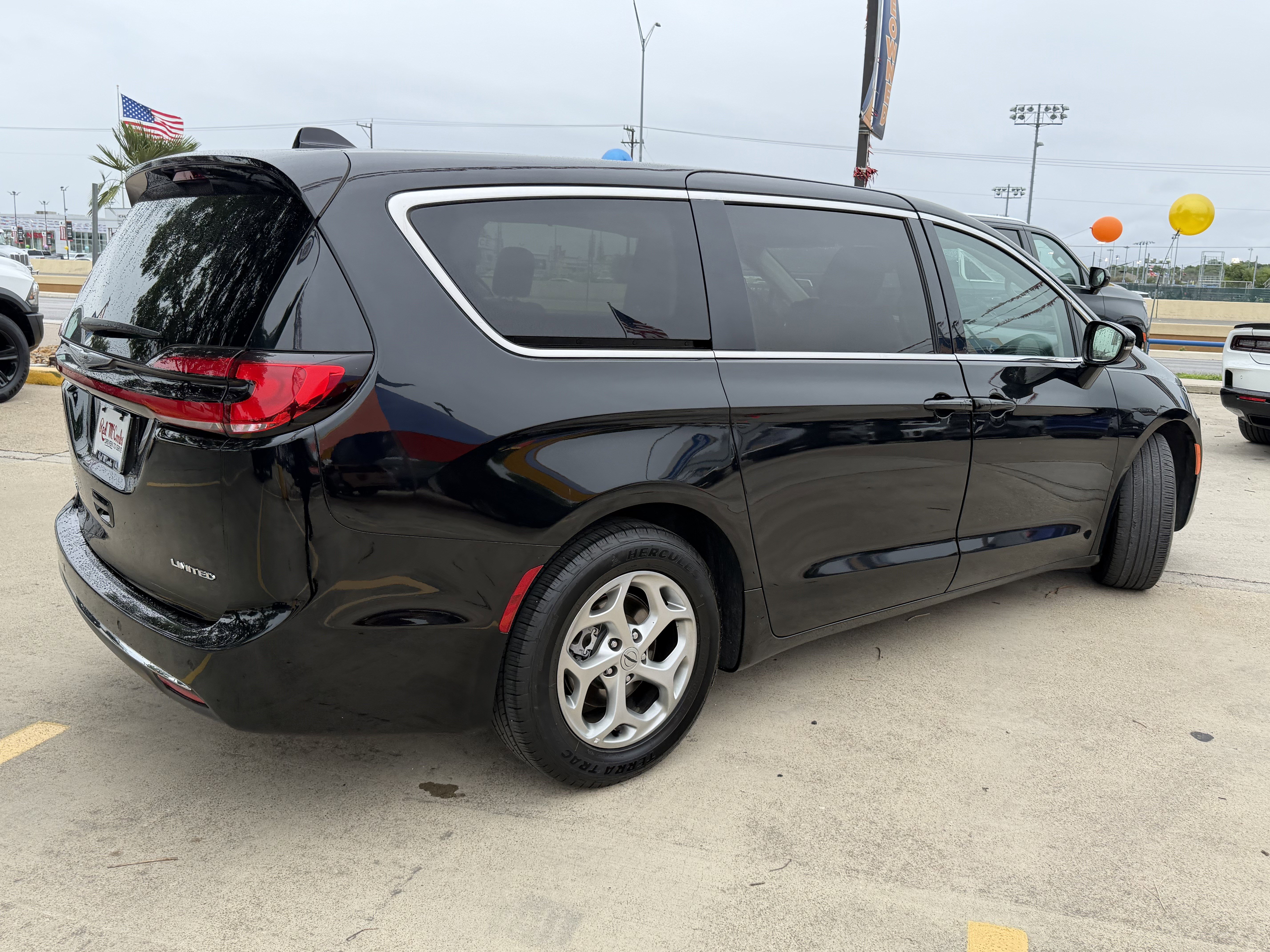 Used 2024 Chrysler Pacifica Limited FWD image 5