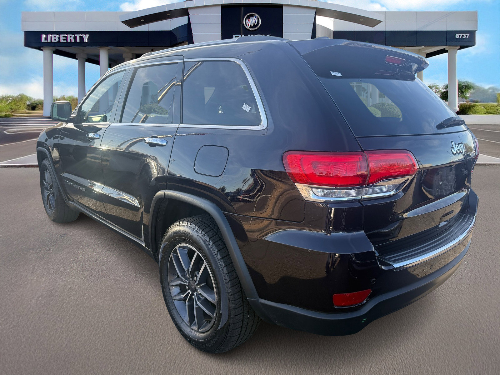 Used 2019 Jeep Grand Cherokee Limited w/ Luxury Group II image 3