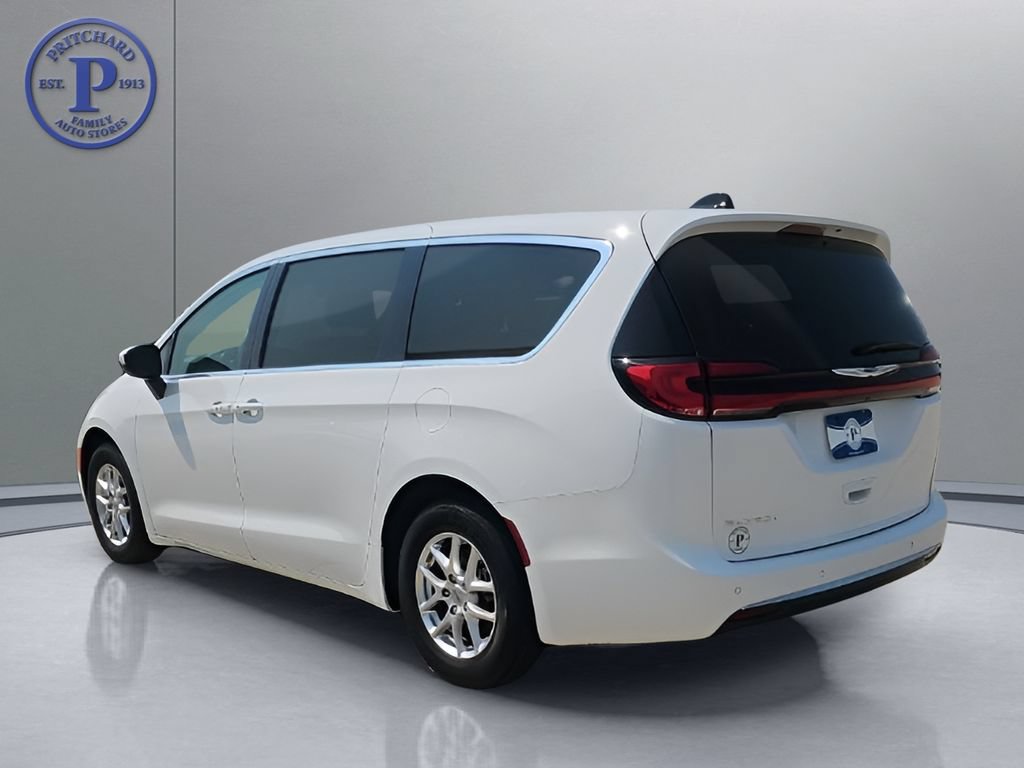 Used 2023 Chrysler Pacifica Touring-L FWD image 6