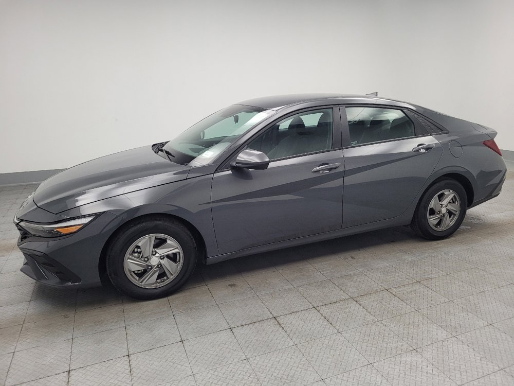 Used 2025 Hyundai Elantra SE FWD image 2