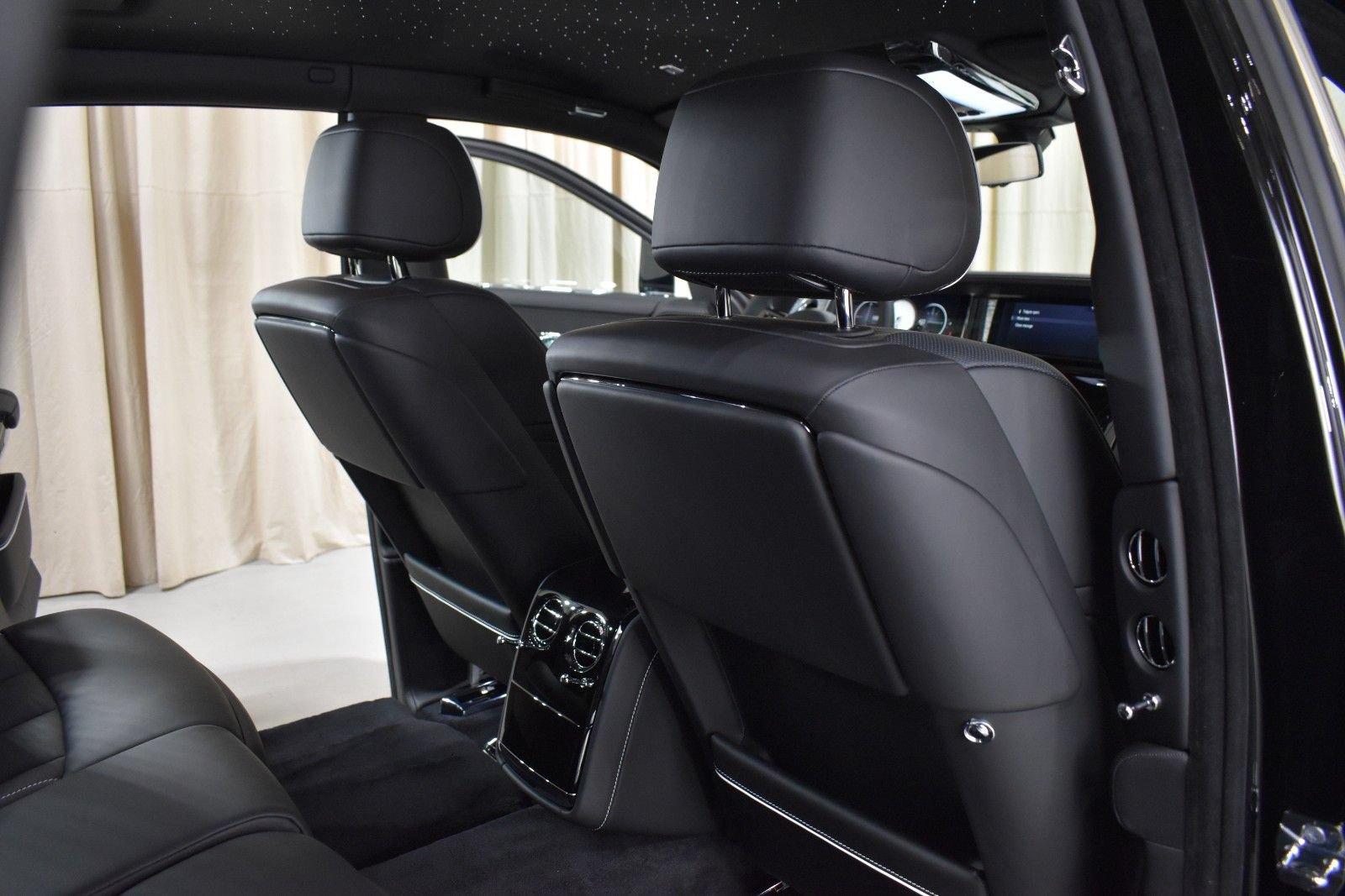 New 2027 Rolls-Royce Phantom Sedan RWD image 19