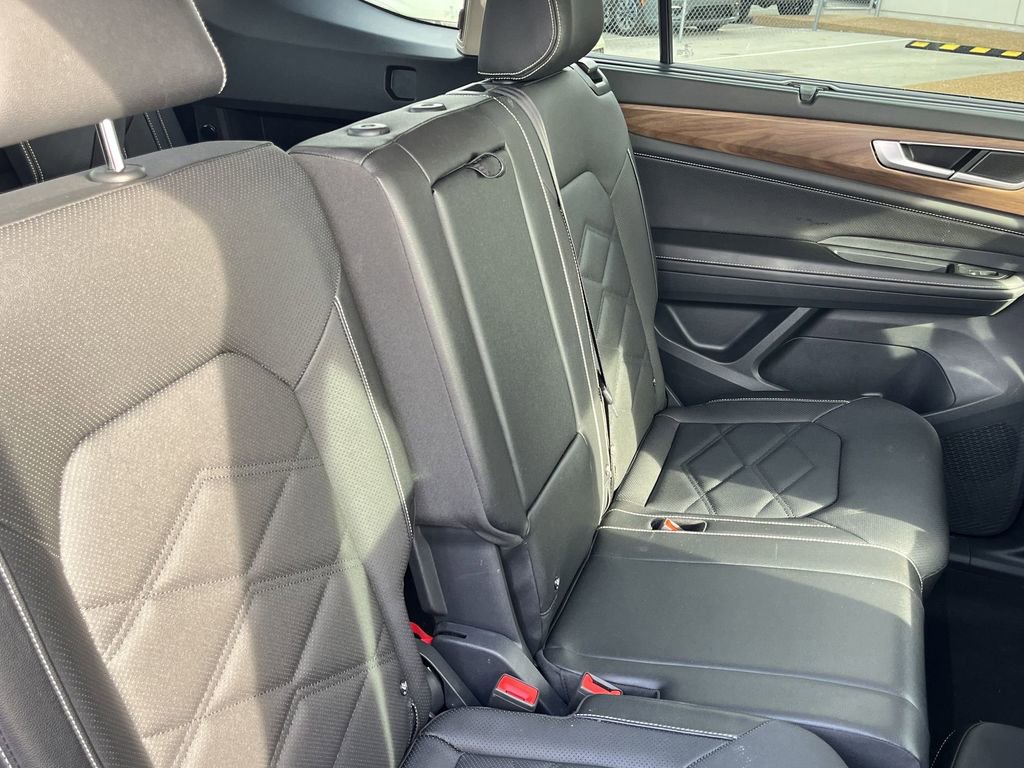 Used 2025 Volkswagen Atlas SE image 30