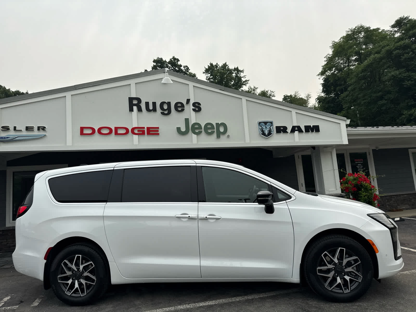 New 2027 Chrysler Pacifica Limited AWD/4WD image 2
