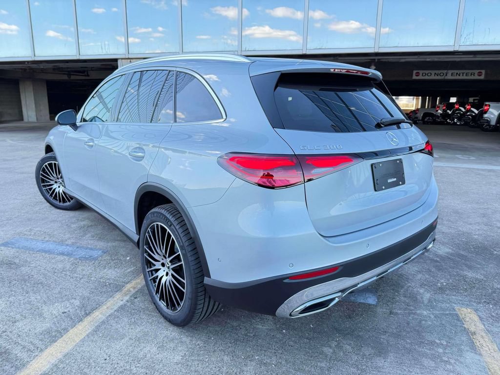Used 2026 Mercedes-Benz GLC 300 image 4