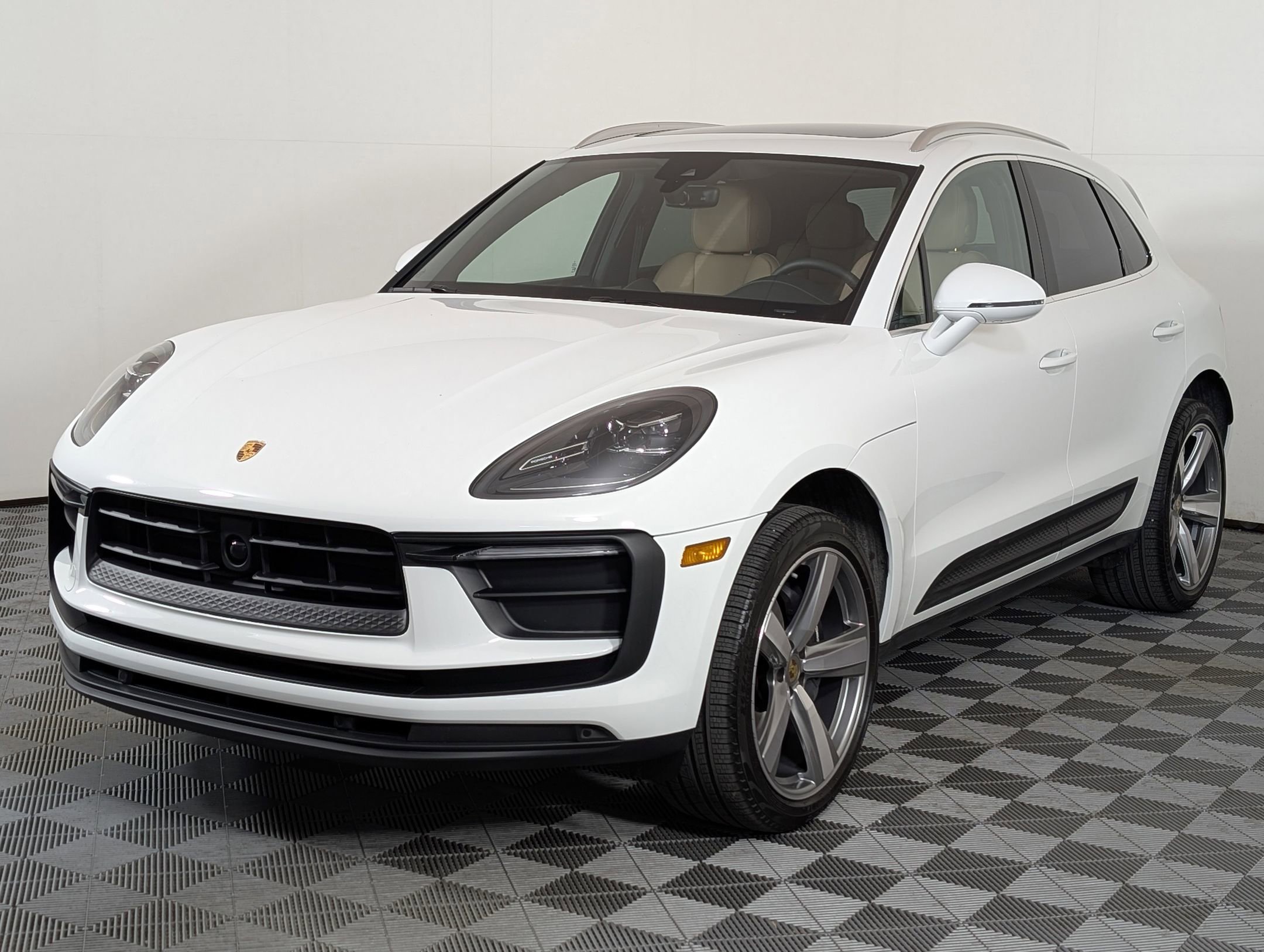 Certified 2025 Porsche Macan image 1